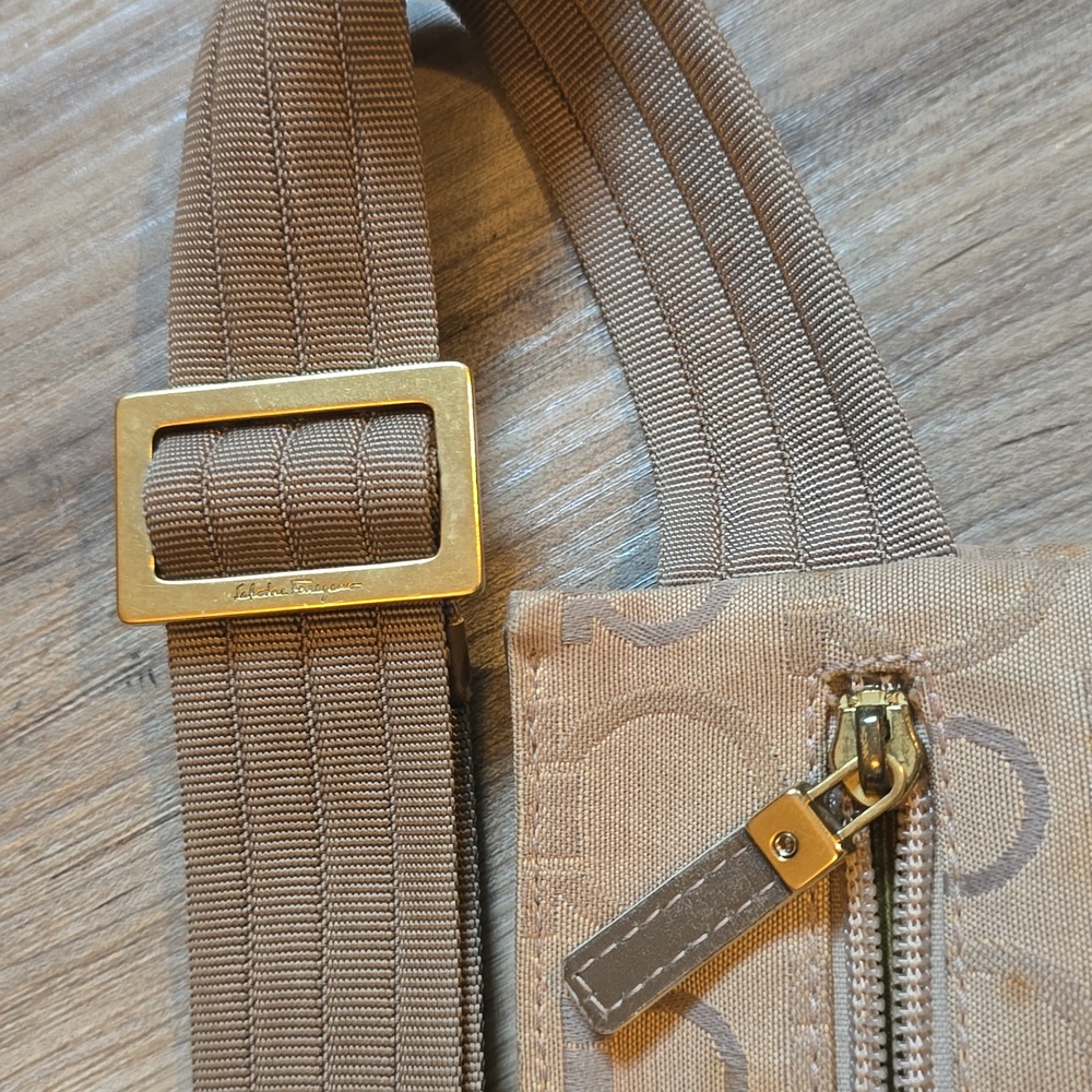 Salvatore Ferragamo Mancini Fanny Pack Belt Bag Unisex 2 Tone Tan Color - Picture 5 of 8
